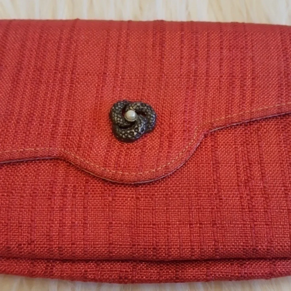 VINTAGE RED WOVEN CLUTCH WITH COMB‎